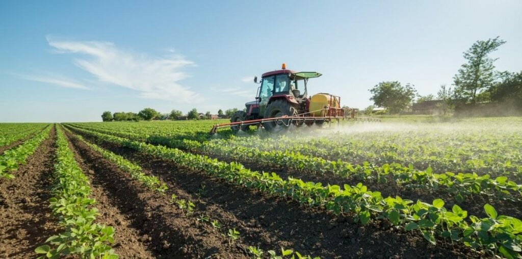 Shutterstock 364038656 Tracteur Champ Pesticides